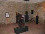 Ośrodek Konferencyjno-Wystawienniczego Kasztel w Szymbarku - sala z rzeźbami Grzegorza Pecucha