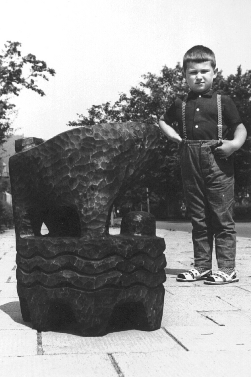 Daruś Pecuch przy rzeźbie 'ŚWIAT' przy wejściu do pracowni na ul. Grunwaldzkiej w Zakopanem - Rok 1967